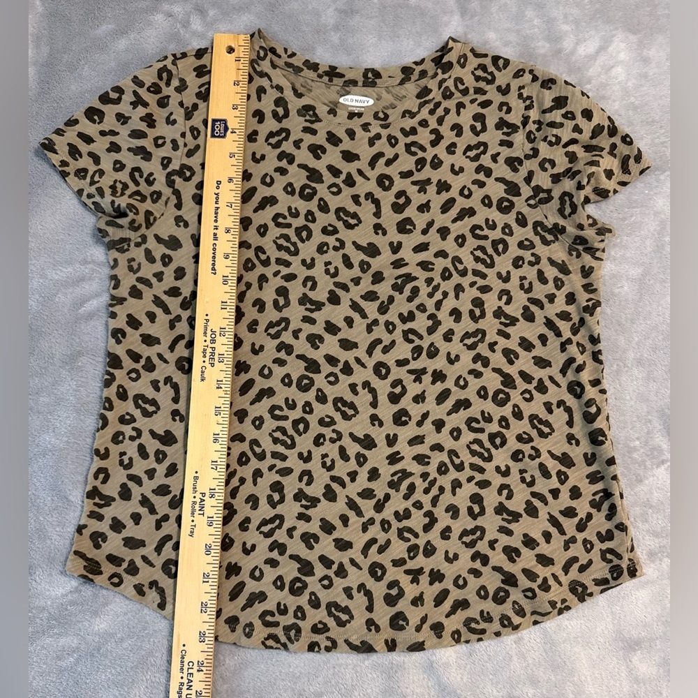 Old Navy EveryWear Crew-Neck Leapard Printed T-Shirt - Picture 6 of 6